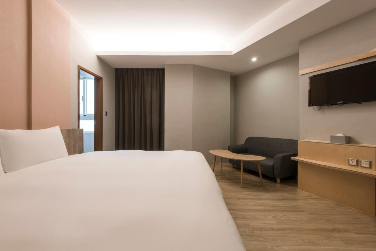 Sparrow Hotel Тайджун Екстериор снимка